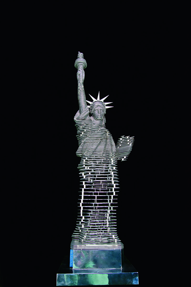 Antoine Dufilho - La Statue de la Liberté 2018, Socle en inox poli – roues en aluminium massif poli et fuselage en acier anodisé noir 150 × 44 × 44 cm | 59 1/10 × 17 3/10 × 17 3/10 in Unique © Marciano Contemporary